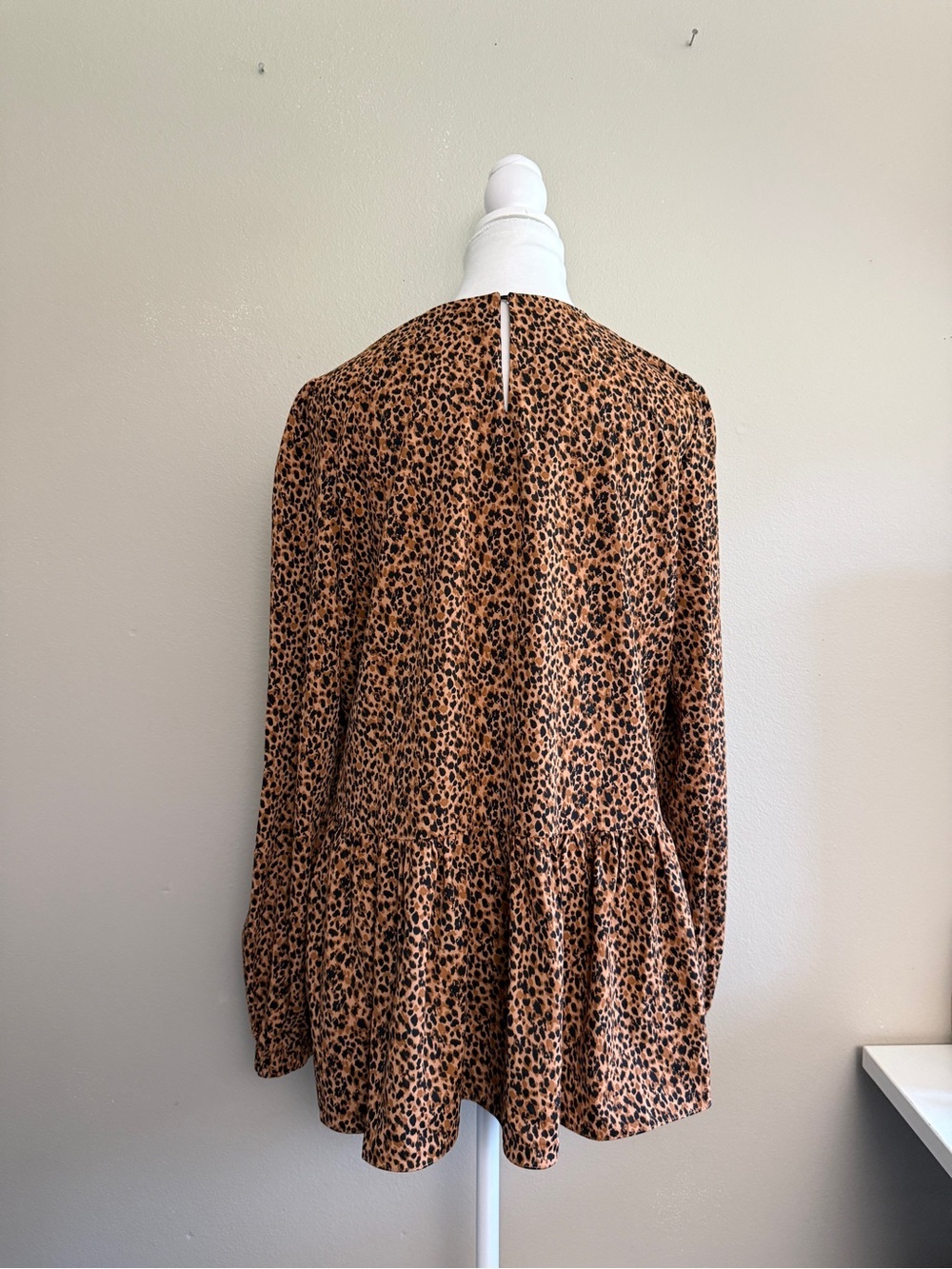 Tuckernuck Pomander Place Leopard Carlota Peplum Blouse Large - Picture 8 of 14